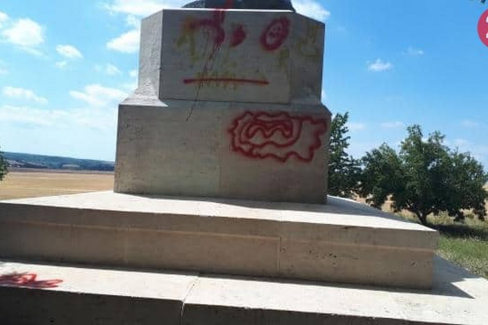 Bronzový lev po útoku vandalov