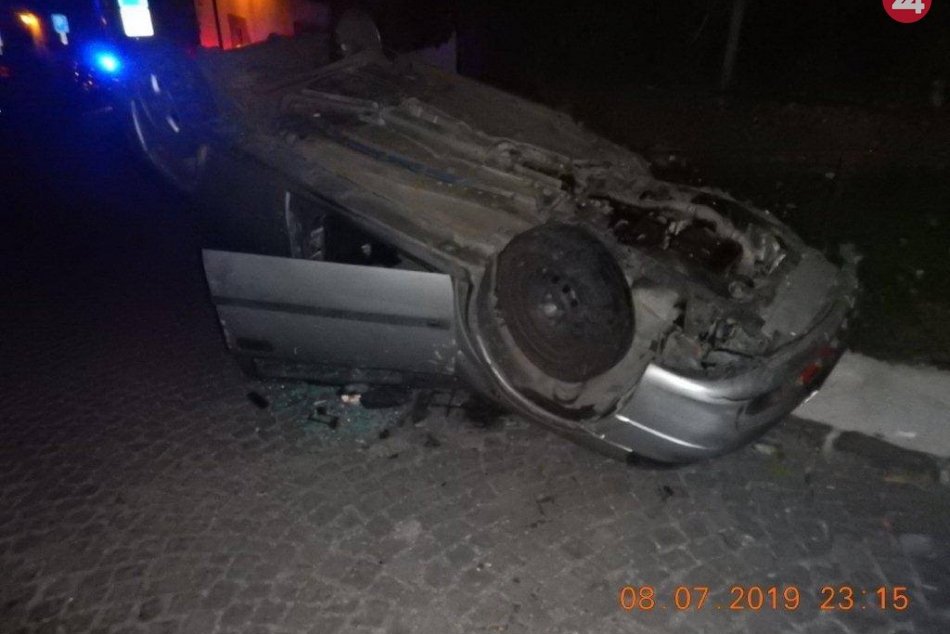 FOTO: Mladý vodič skončil s autom na streche