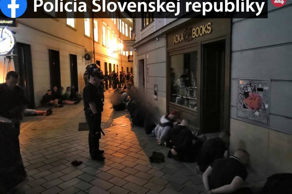 Zásah polície na Ventúrskej ulici proti vyčíňajúcim futbalovým fanúšikom