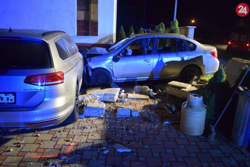 Hrozivo vyzerajúca nehoda: V Ľuboticiach narazilo auto do oplotenia
