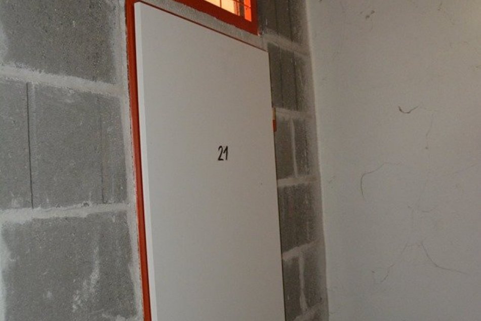 Nitrianska polícia vyšetruje kurióznu krádež: Z pivnice zmizol alkohol za stovky