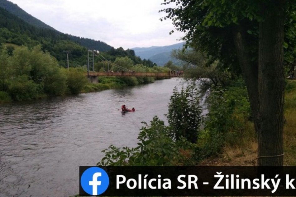 Kuriózny zásah hasičov na Liptove: Auto zišlo z cesty rovno do Váhu