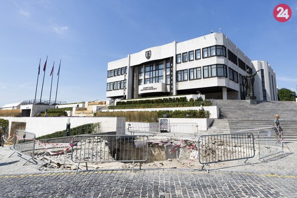 Jama pre osadenie vlajkového stožiara pred Národnou radou Slovenskej republiky