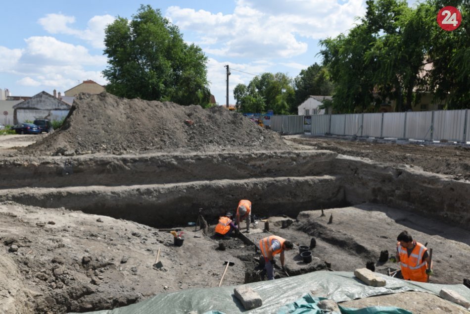 Archeológovia našli hradobnú vežu aj drevené dno Trnávky