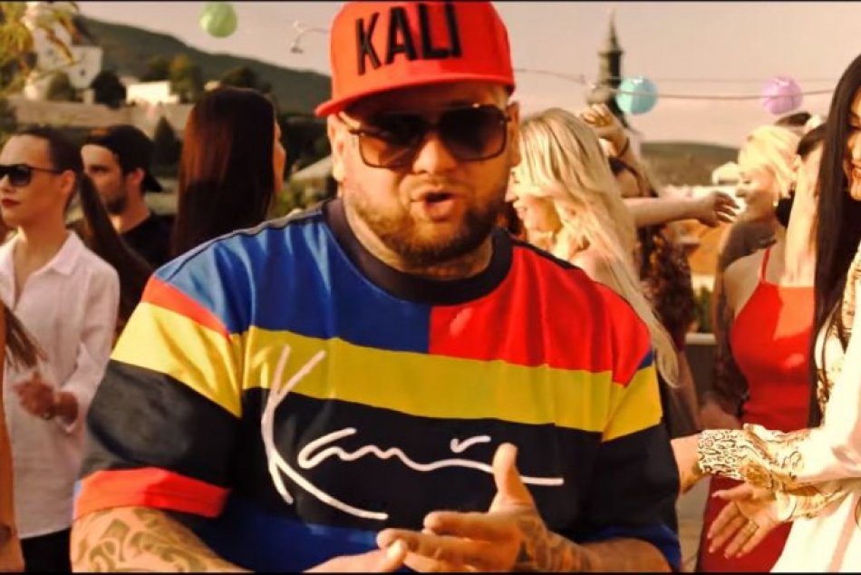 VIDEOKLIP k letnému hitu natočili pod Zoborom: V pozadí sa vyníma Nitriansky hra