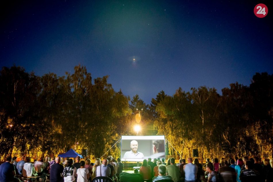 Letné kino Lomoz pod nočnou oblohou