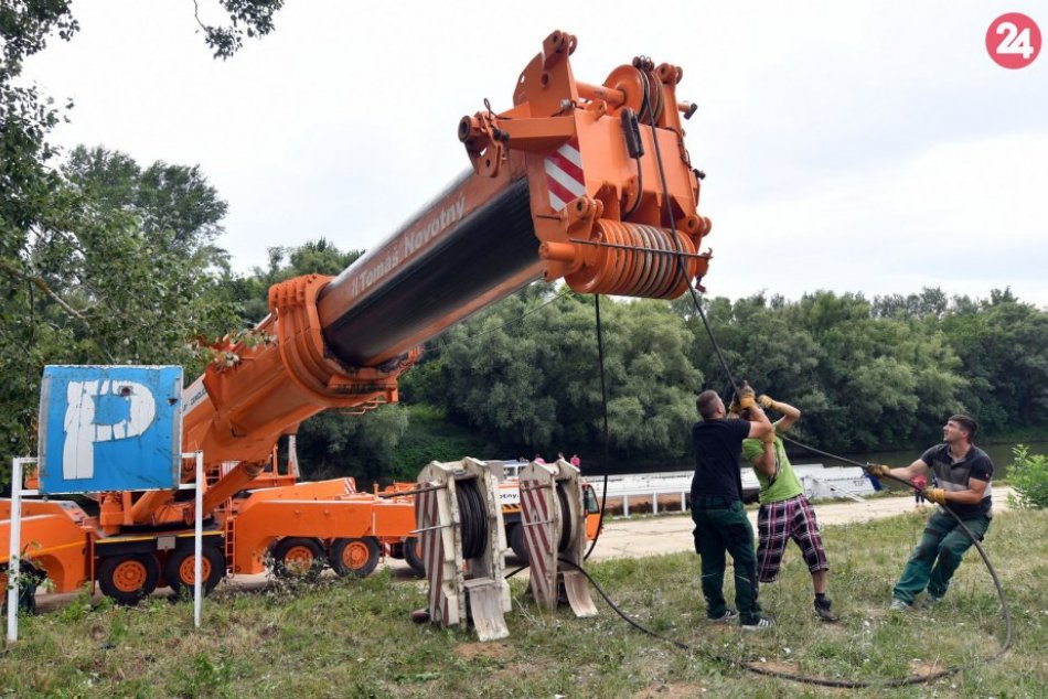OBRAZOM: Výletnú loď smerujúcu na Domašu naložili na ťahač