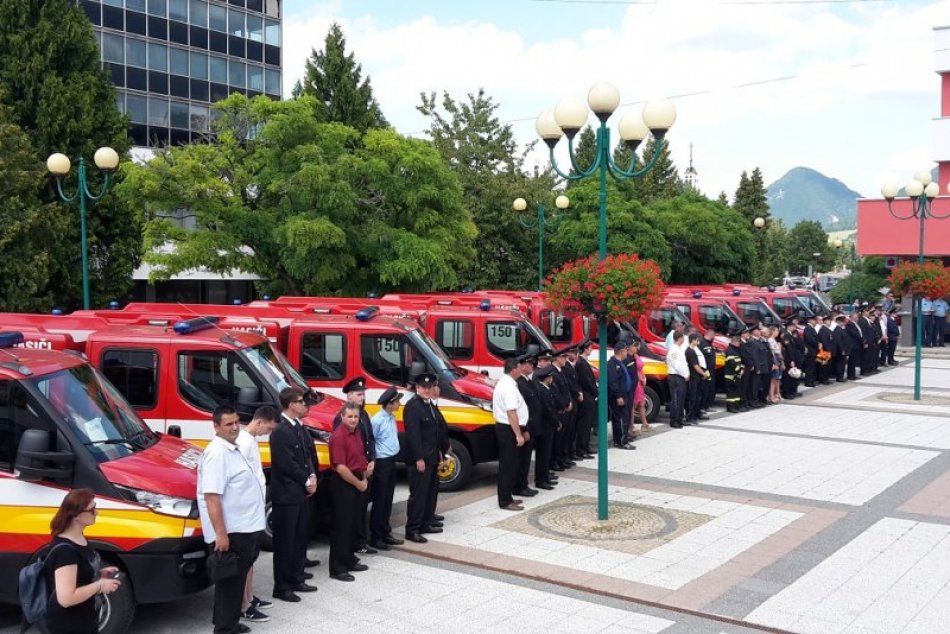 Ministerka vnútra Saková odovzdala v Považskej nové vozidlá desiatim našim DHZ