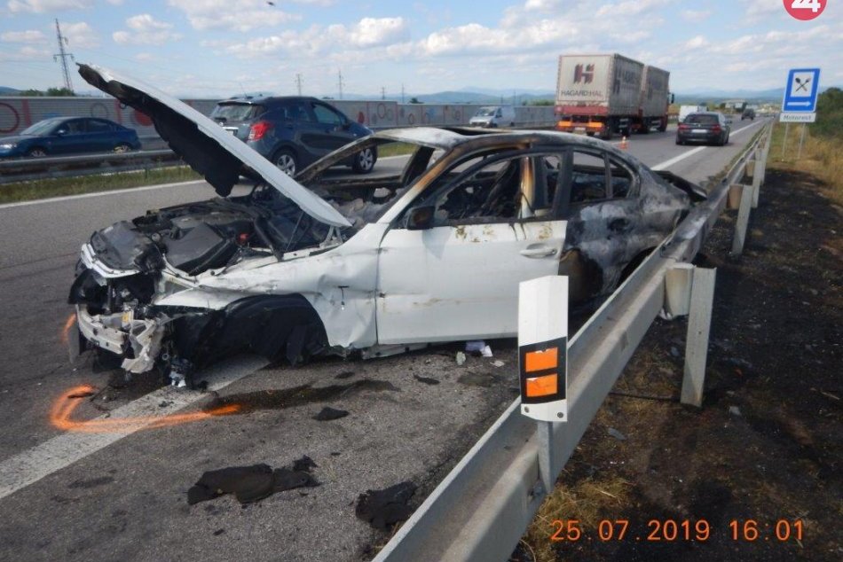 Auto po náraze do zvodidiel zhorelo do tla