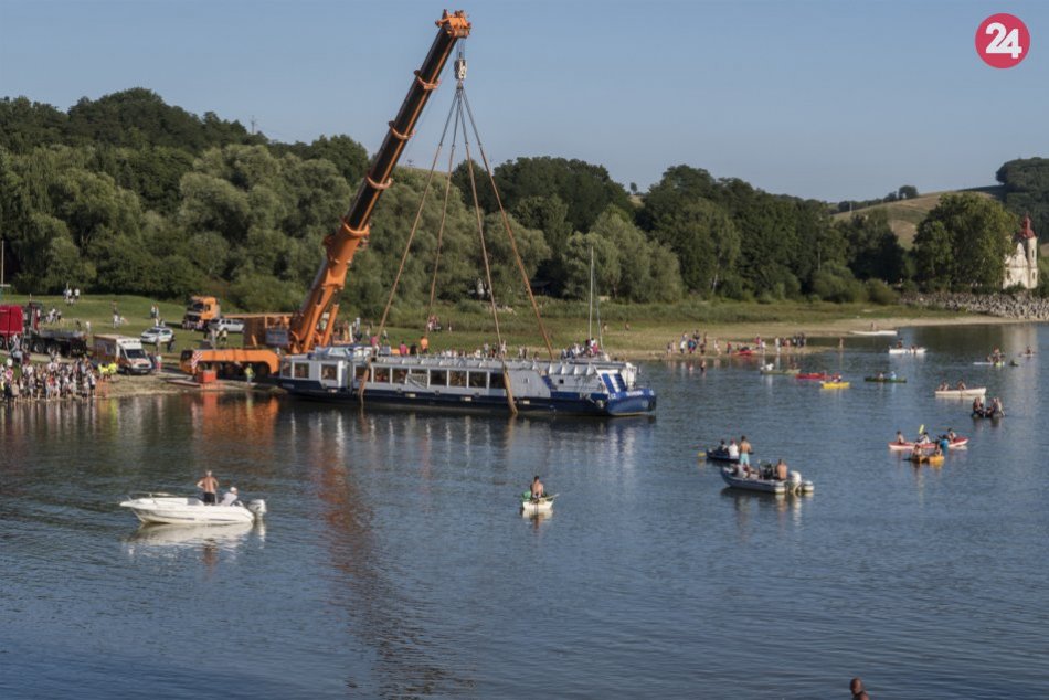 A je tam: Pozrite si, ako prebiehalo spúšťanie výletnej lode na hladinu Domaše