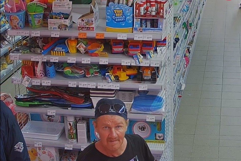 FOTO: Polícia zháňa týchto mužov, nepoznáte ich?