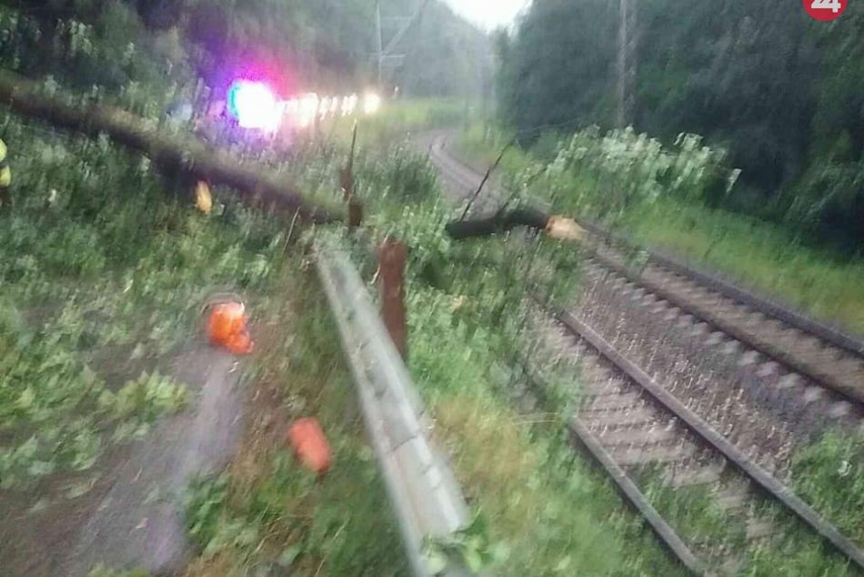 Zásah hasičov po búrke v katastri obce Hronská Dúbrava