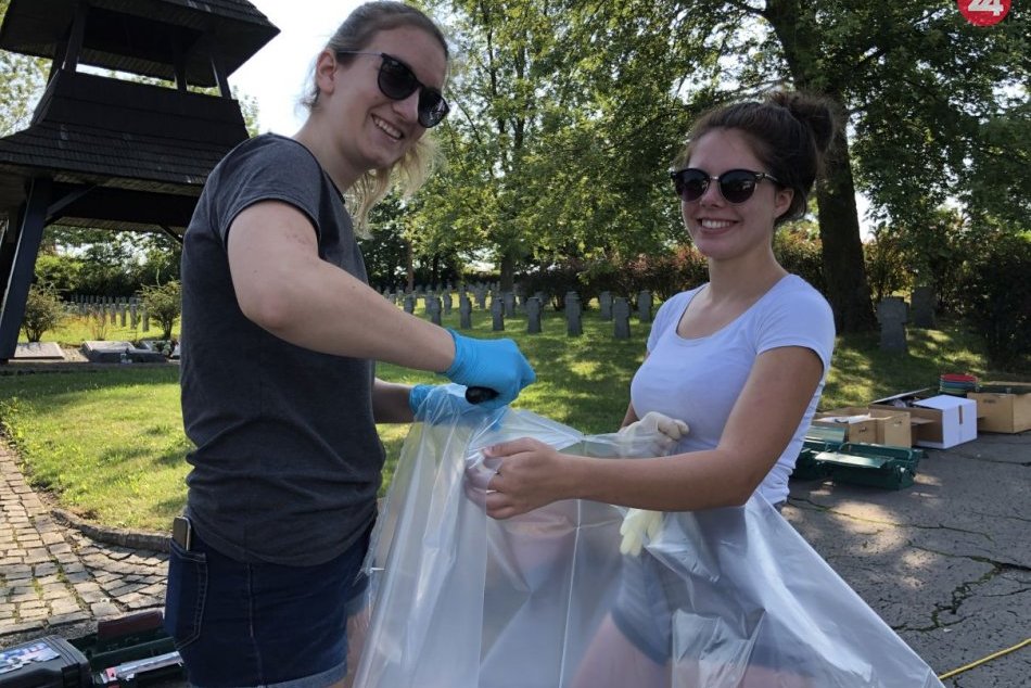 V OBRAZOCH: Brigáda na vojnovom cintoríne v obci Zborov