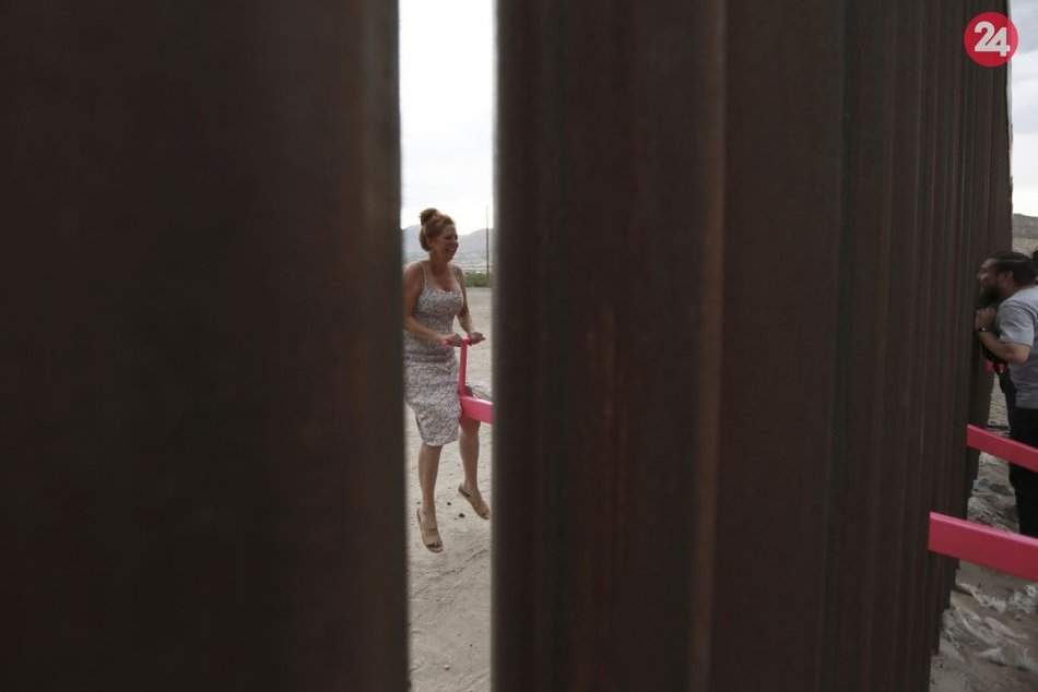 Hojdačky spojili ľudí aj napriek múru