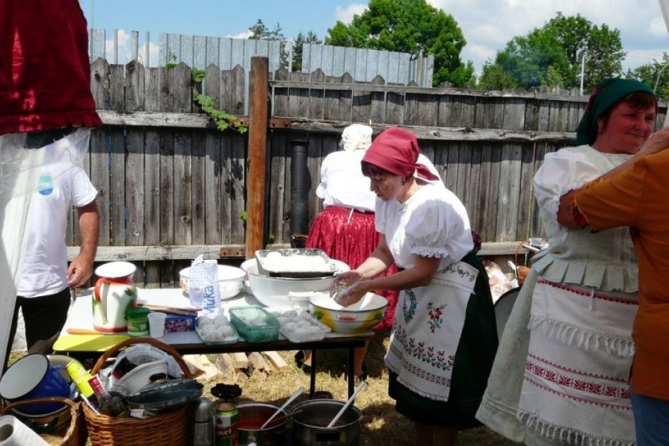 Príprava gemerských guliek počas Dní mesta Jelšava
