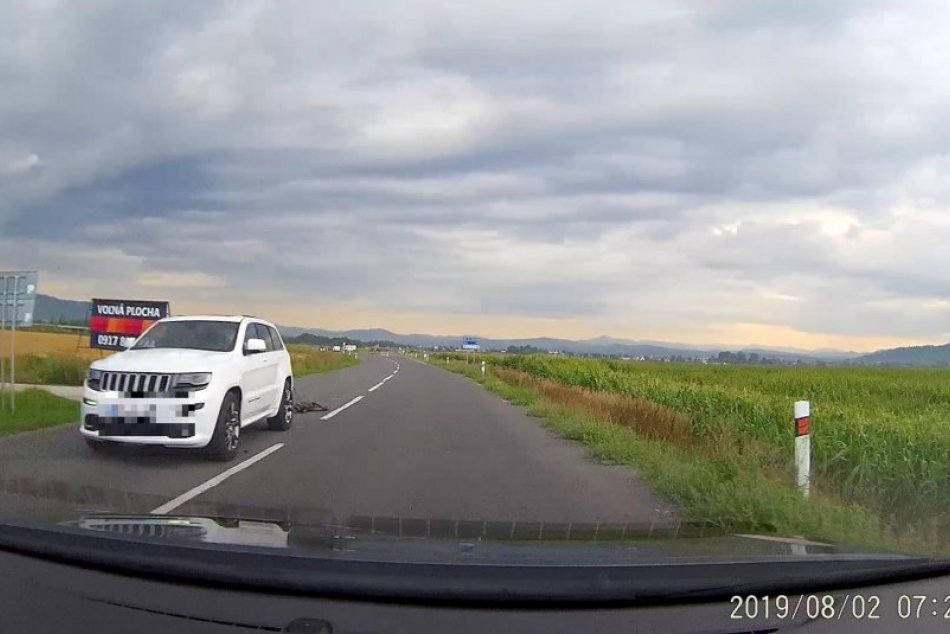 Polícia vypočula vodiča auta, ktoré za sebou ťahalo psa: Výpoveď preverujú