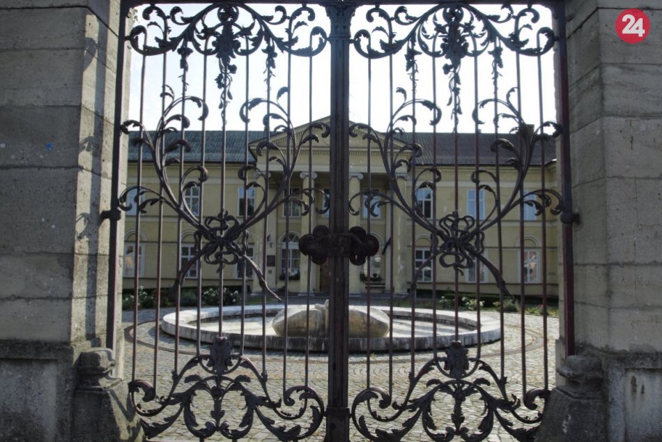 Kaštieľ a park v Dolnej Krupej