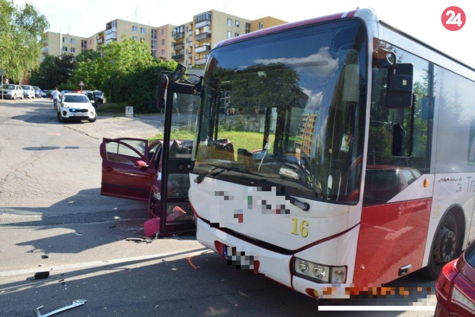 Dopravná nehoda na sídlisku Juh v Trenčíne: Zábery priamo z miesta