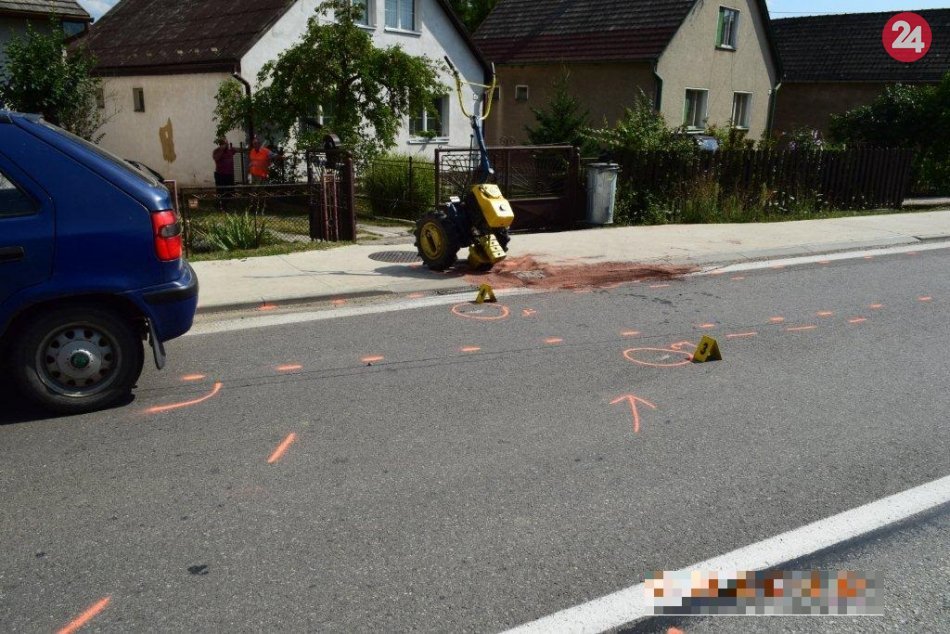 Zrážka malotraktora s autom, po ktorej bol jeden zranený: FOTO priamo z miesta