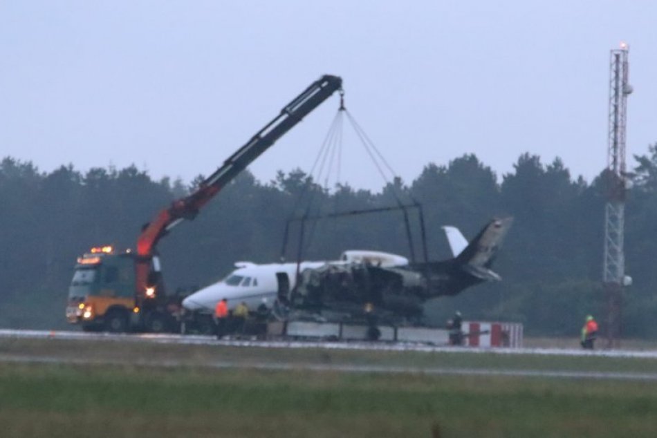 Lietadlo začalo horieť krátko po pristáti: Na palube mal byť aj tím speváčky Pin