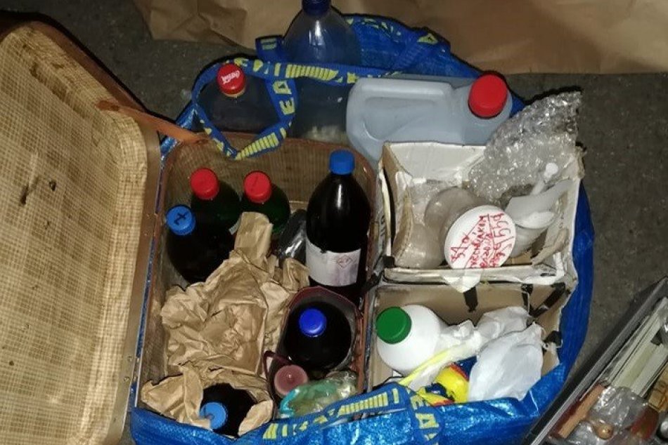 V OBRAZOCH: Drogy a zbrane v Hriňovej, policajti už obvinili 2 ľudí