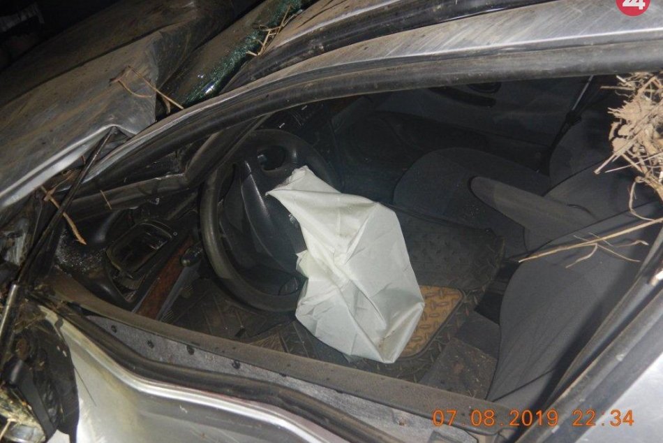 Vážna nehoda: Zranenému psovi sa vyhýbalo auto, vodič Miro (38) je ťažko zranený