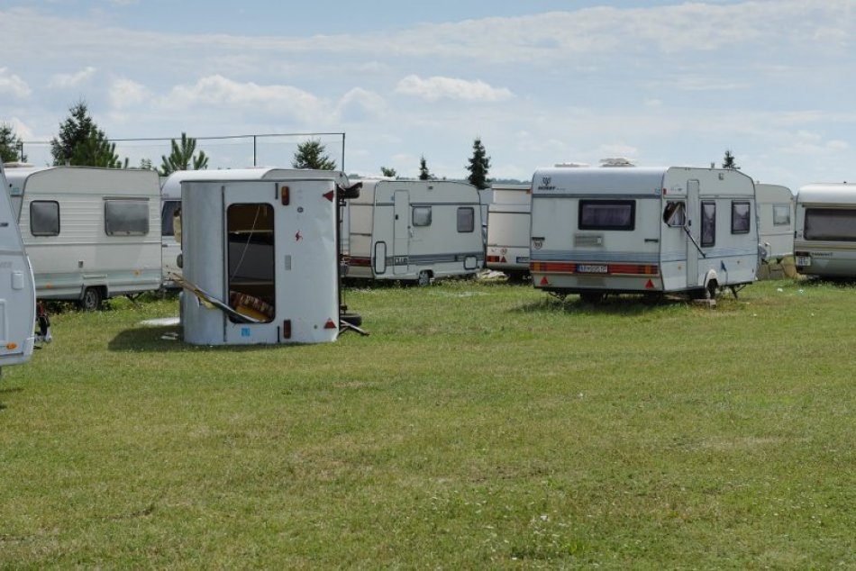 Búrka na letisku v Janíkovciach počas stretnutia historických vetroňov