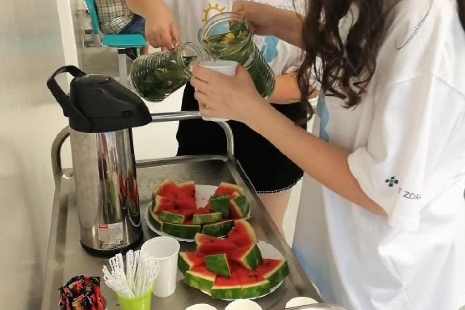 OBRAZOM: Dobrovoľníci núkajú pacientom v humenskej nemocnici občerstvenie