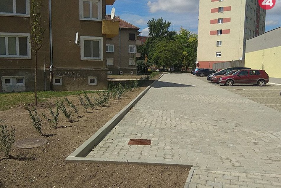 Na sídliskách v Nových Zámkoch pribudlo niekoľko parkovacích miest
