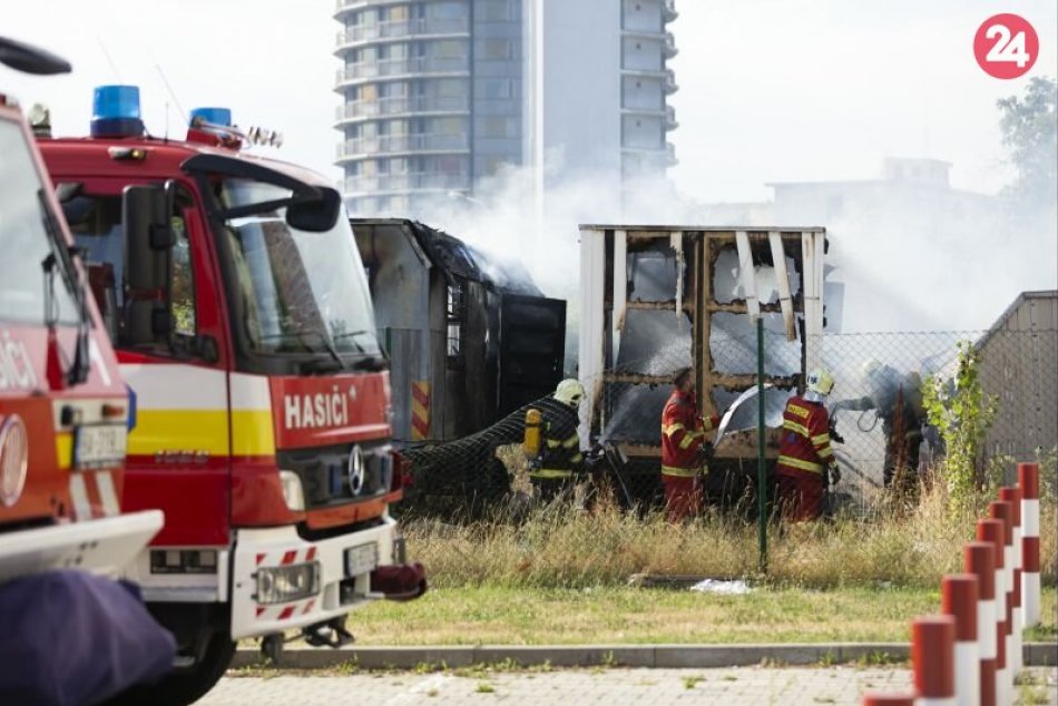 Požiar prívesov v Novom Meste