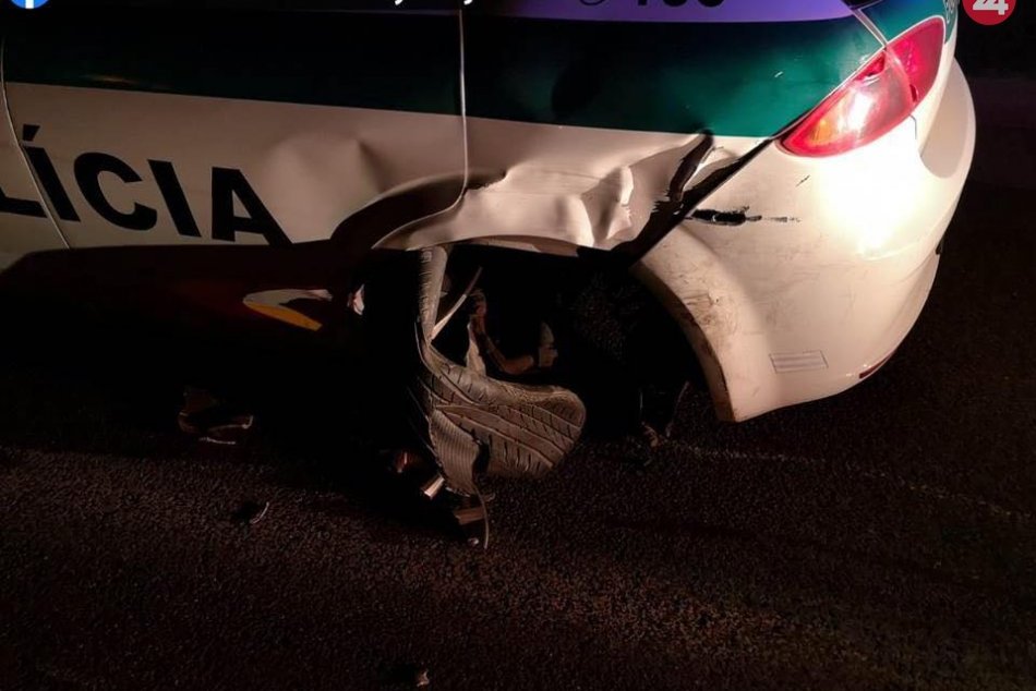 Opitý vodič narazil do policajného auta