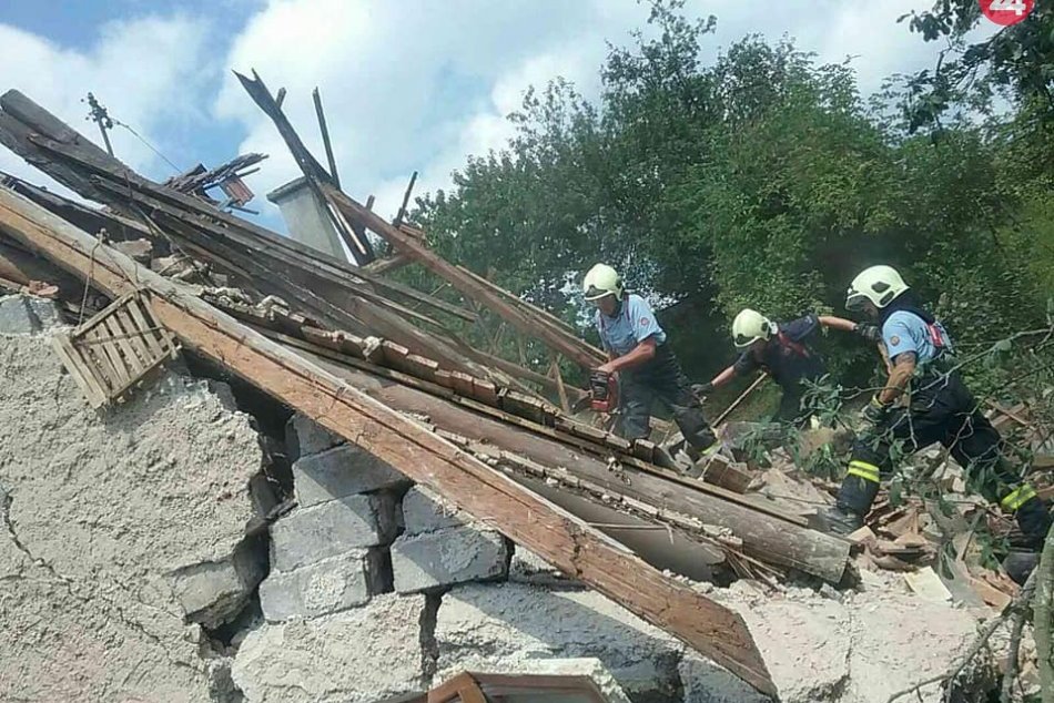 V Medzibrode sa zrútila časť rodinného domu: Hasiči prehľadávajú sutiny, FOTO
