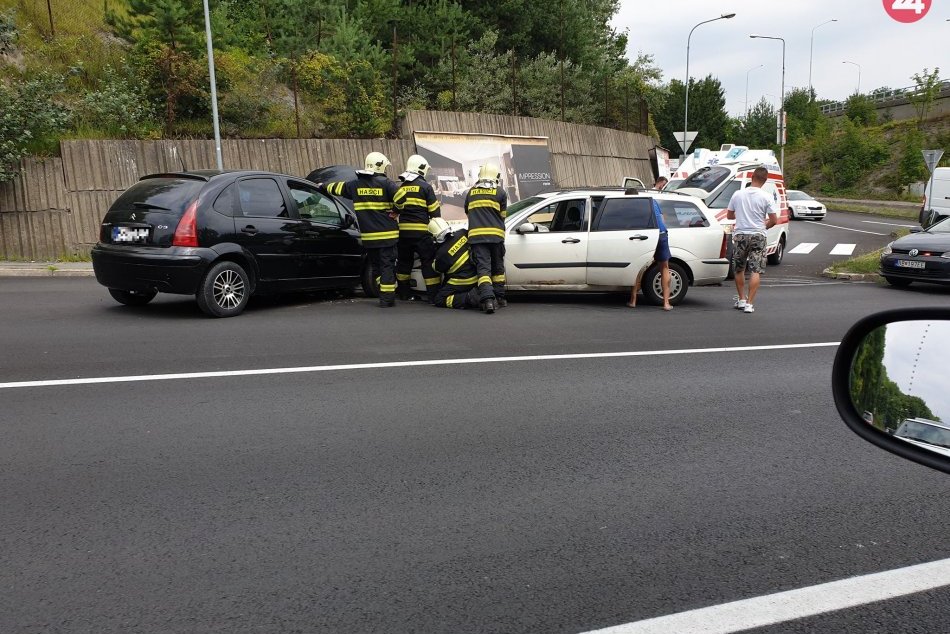 V OBRAZOCH: Zábery z nehody na Tajovského ulici. Hasiči hlásia 3 zranených
