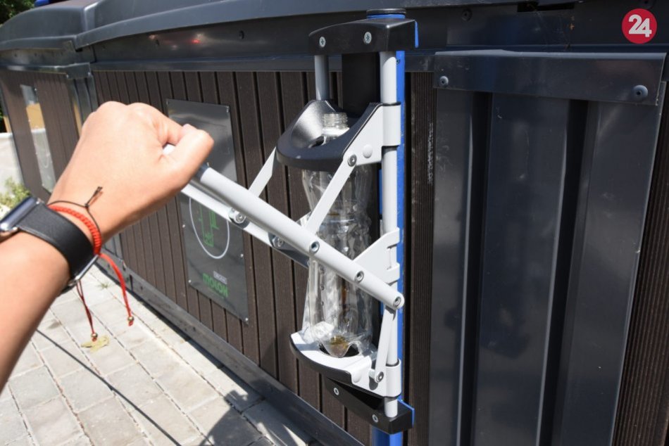 Trenčianska samospráva testuje lisy na PET fľaše: Takto to vyzerá