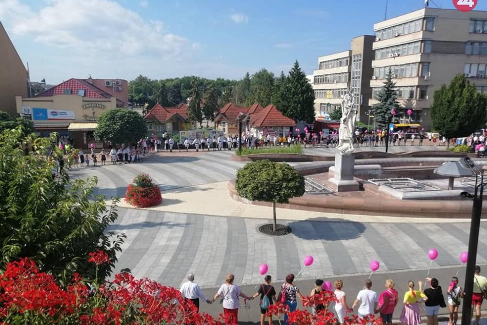 Okolo Fontány lásky vytvorili veľký tancujúci kruh: Tancovala sa karička