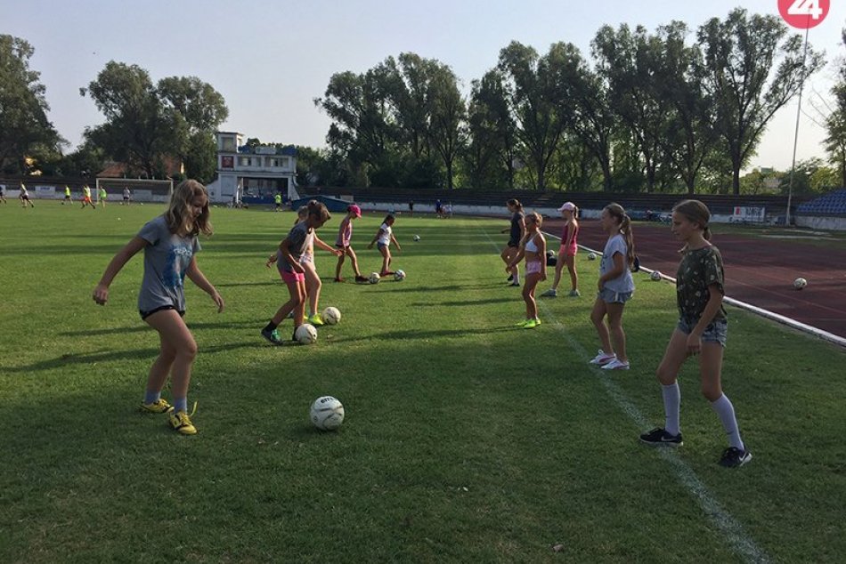 Juniorky a hráčky prípravky FC Union Nové Zámky na tréningu