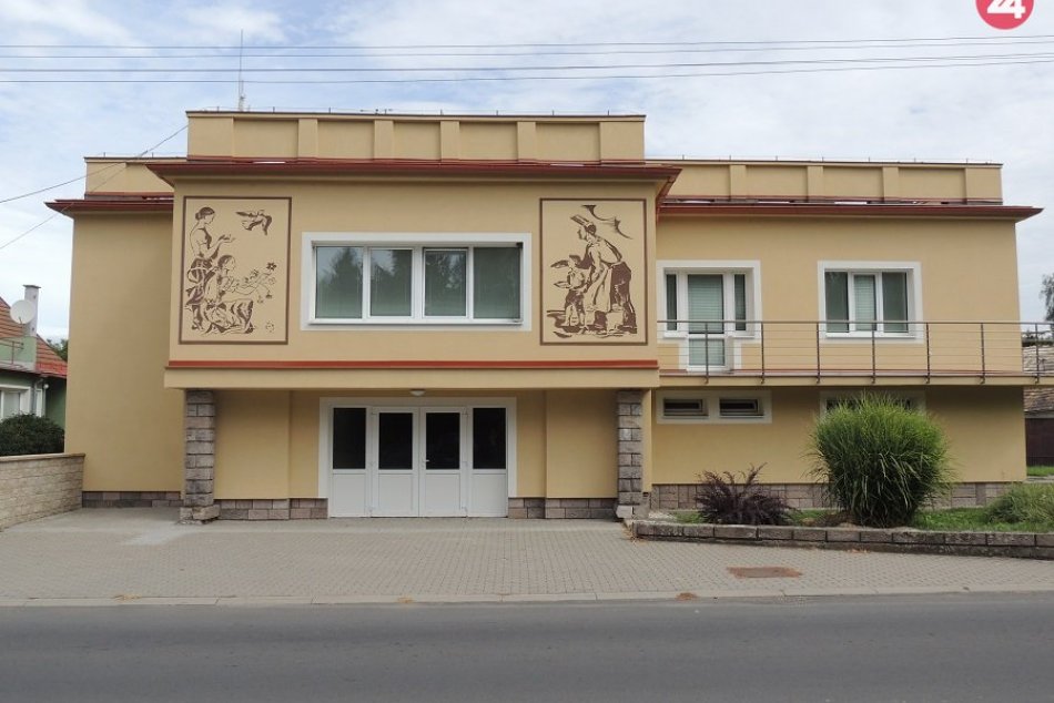 Vynovený úrad zdobia reliéfy z 50. rokov