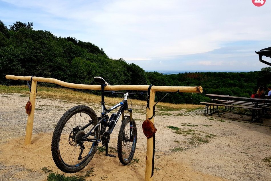 Nový drevený cyklostojan na Kamzíku