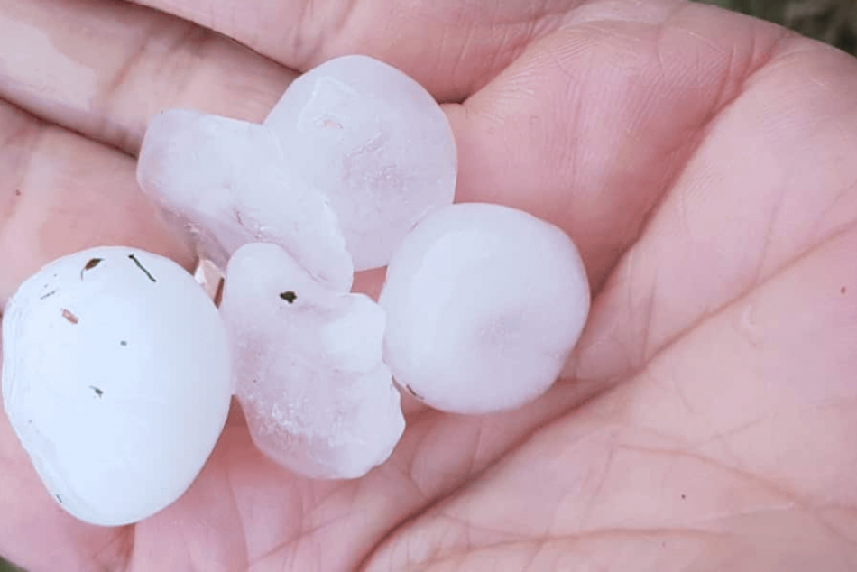 Východ Slovenska zasiahla supercela, padali aj krúpy