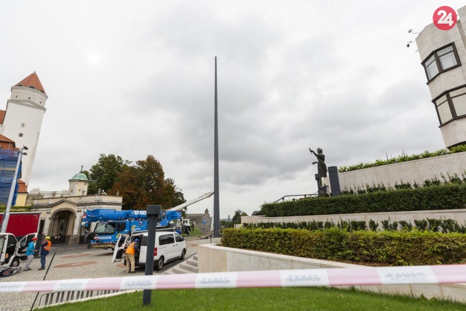 Pred budovou parlamentu vztýčili sporný stožiar