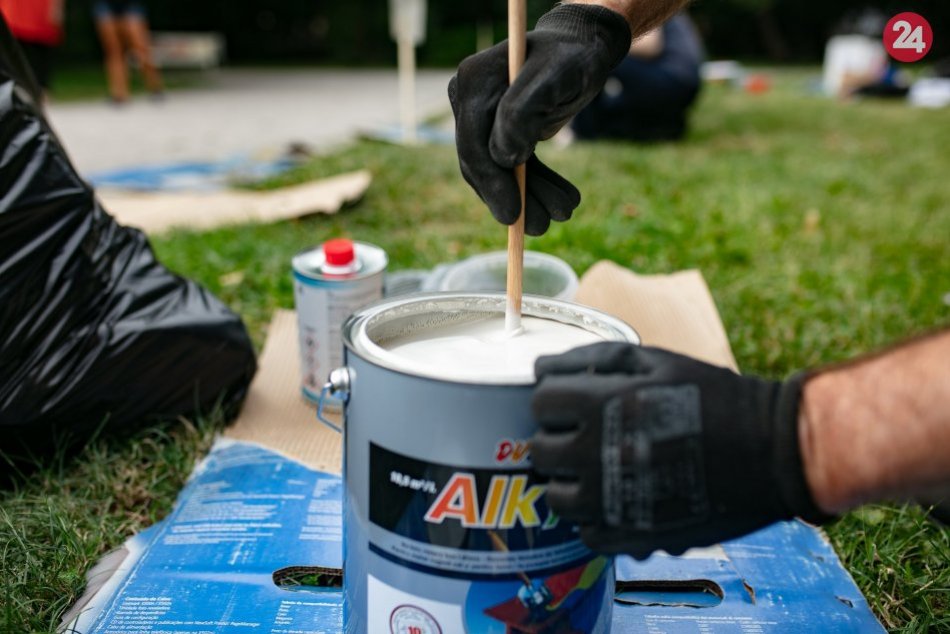 Natieranie lavičiek v Medickej záhrade