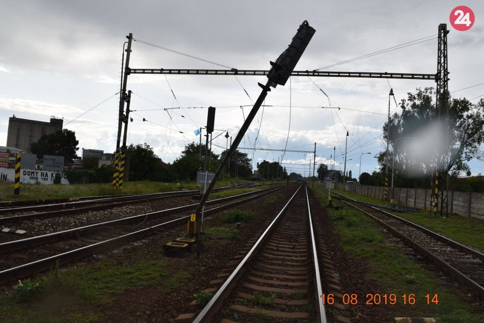 FOTO: Tatrovka hydraulickou rukou strhla vedenie