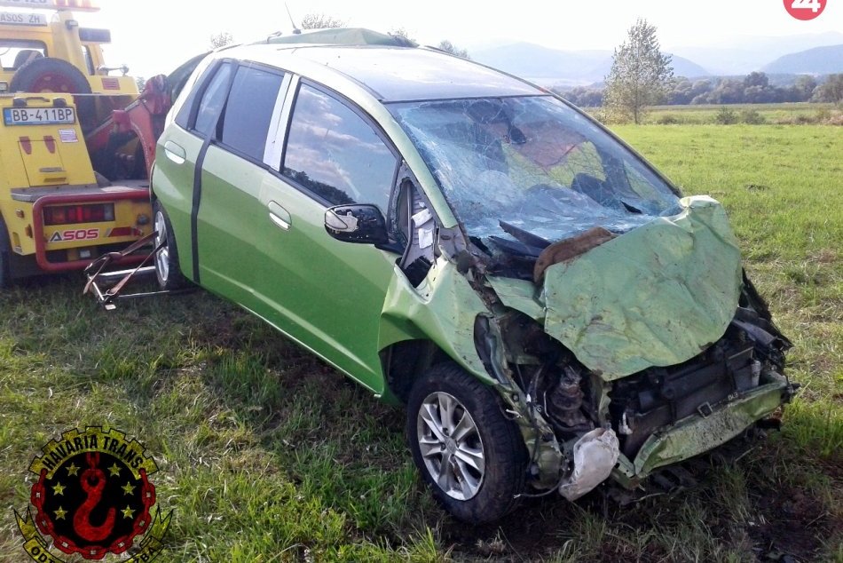 FOTO: Auto vyletelo z R1, skončilo na tráve