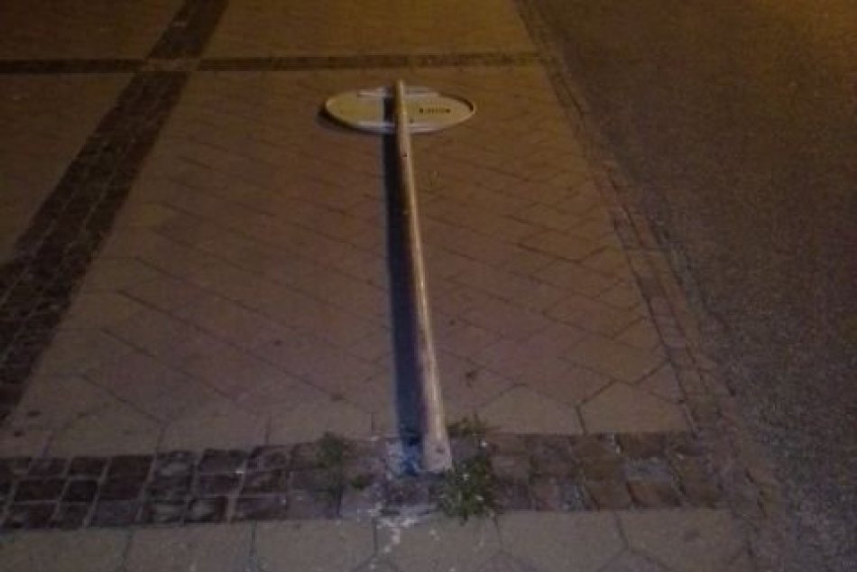 Poškodenie dopravnej značky na Námestí Štefana Moysesa