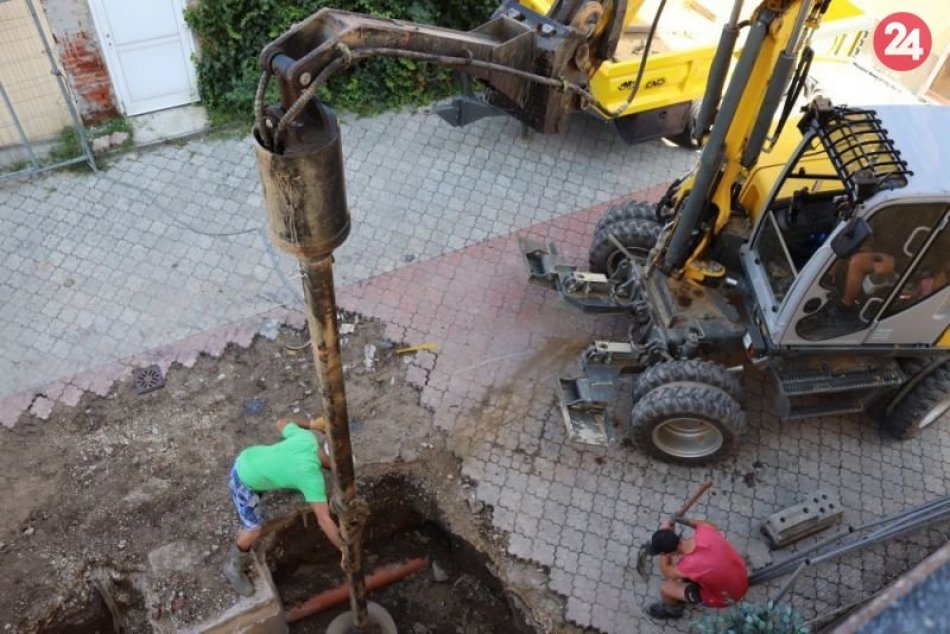 FOTO: Prístavba výťahu v trenčianskej knižnici naberá reálne kontúry