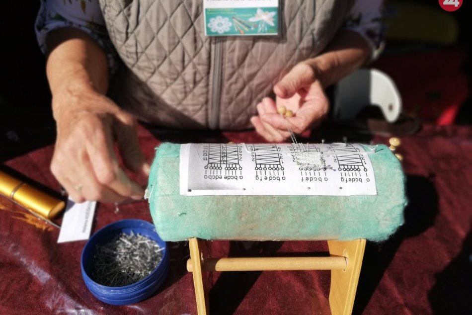 Pani Helena z Michaloviec má šikovné ruky: Takúto krásnu čipku vyrába, FOTO