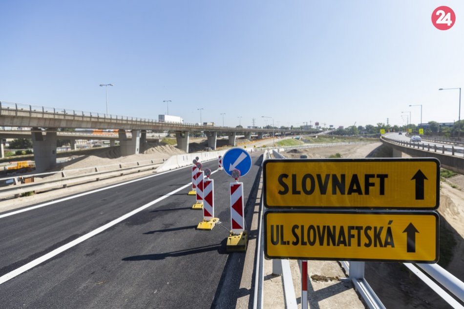 Zjazd z diaľnice D1 v smere z Petržalky na Slovnaftskú ulicu