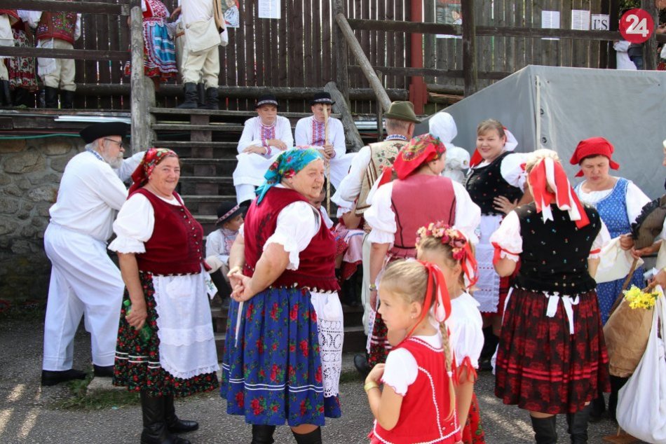 Obrazom: Ulice dedinky Rejdová ožili folklórom
