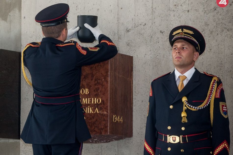 V OBRAZOCH: Uloženie pozostatkov neznámeho vojaka v pietnej sieni Múzea SNP