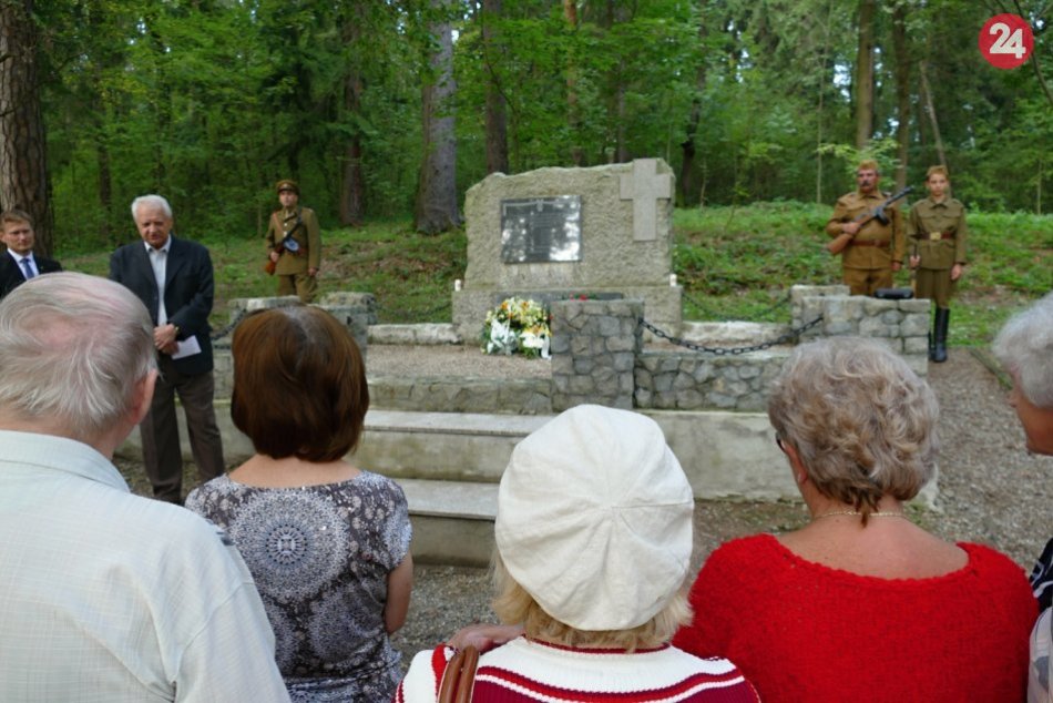 Lesopark Chrasť- kladenie vencov